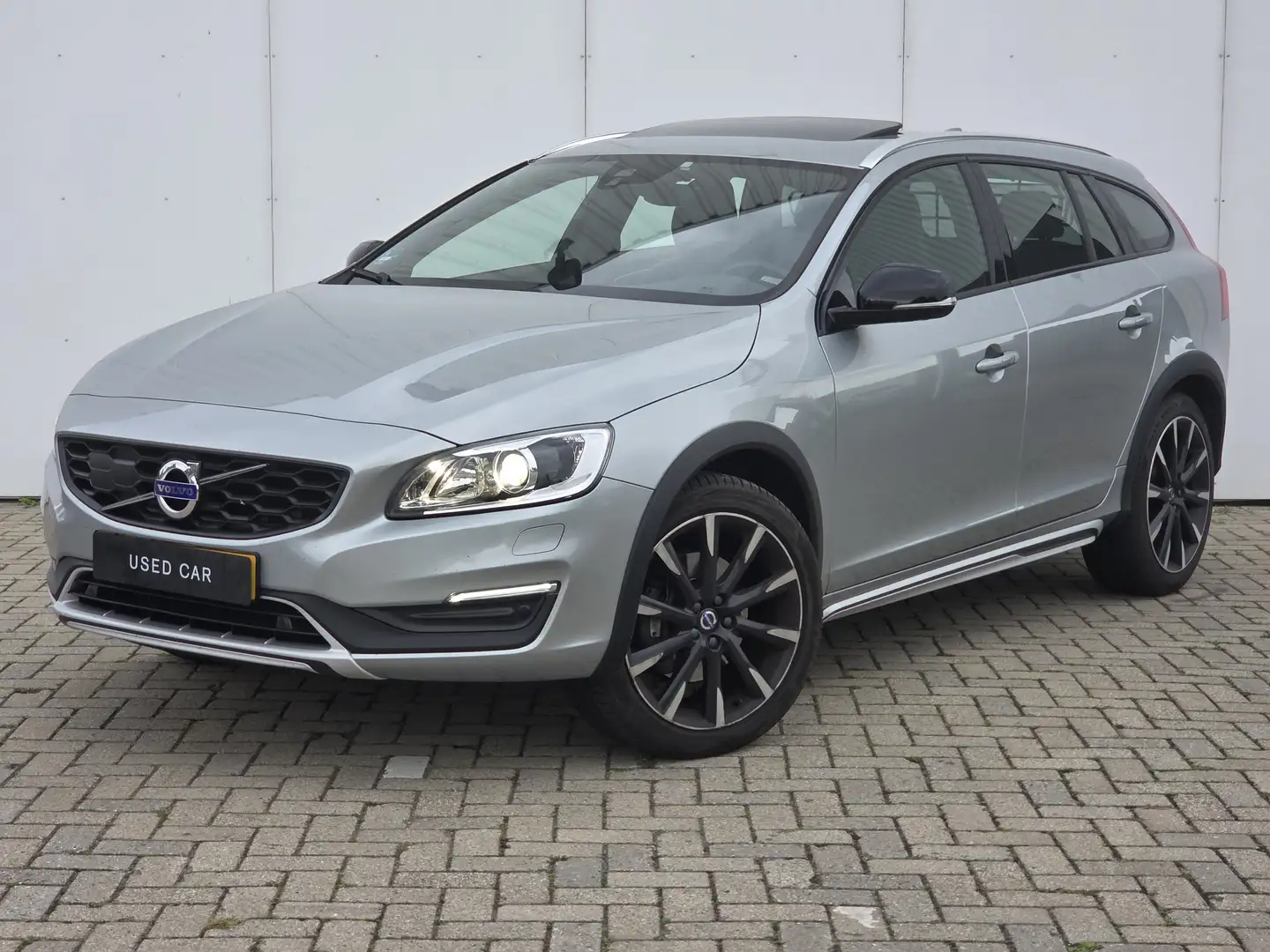 Volvo V60 Cross Country T5 Polar+ | Trekhaak | Panoramadak | Stoelverwarmi Grau - 1