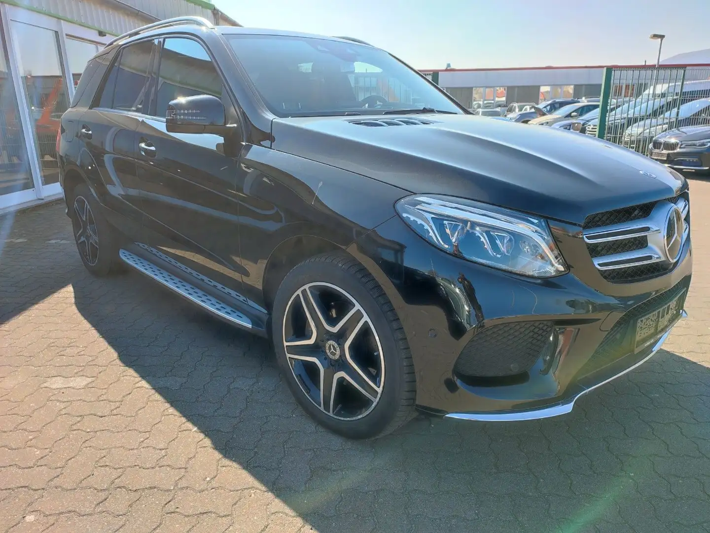 Mercedes-Benz GLE 350 d AMG LINE DISTRONIC PANORAMA 1 HAND Noir - 1