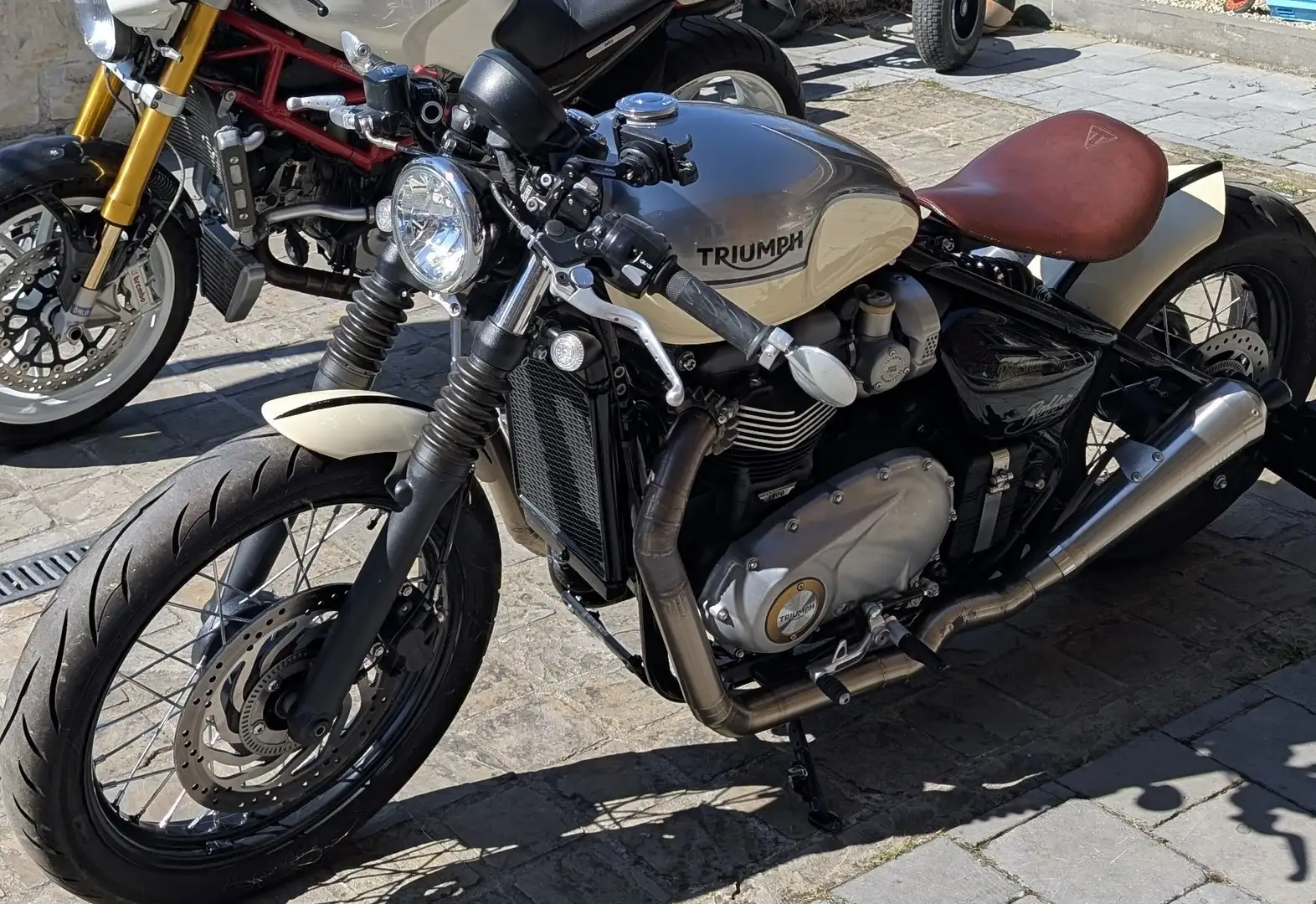 Triumph Bonneville Bobber Beige - 2