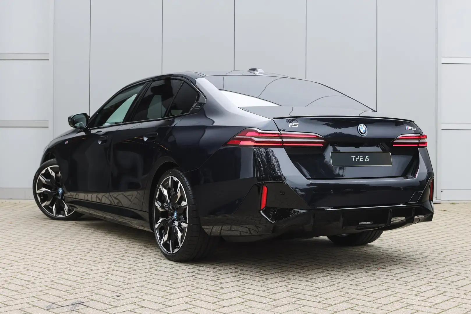 BMW i5 M60 xDrive 84 kWh / Panoramadak / Trekhaak / Bower Zwart - 2