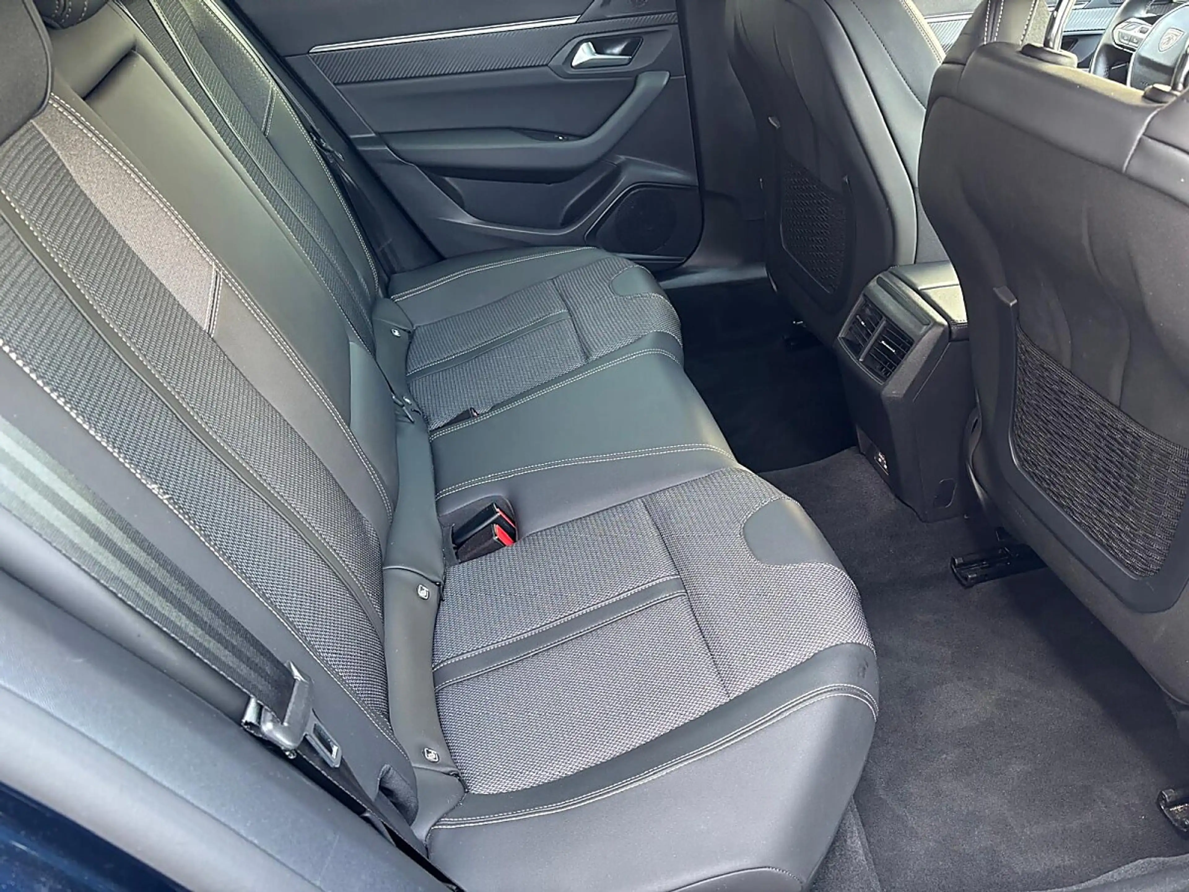 Peugeot 508 PureTech 130 EAT8 Allure Pack Aut. — photo 12