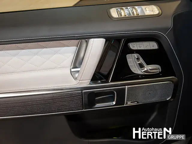 Mercedes-Benz G-Class view 9
