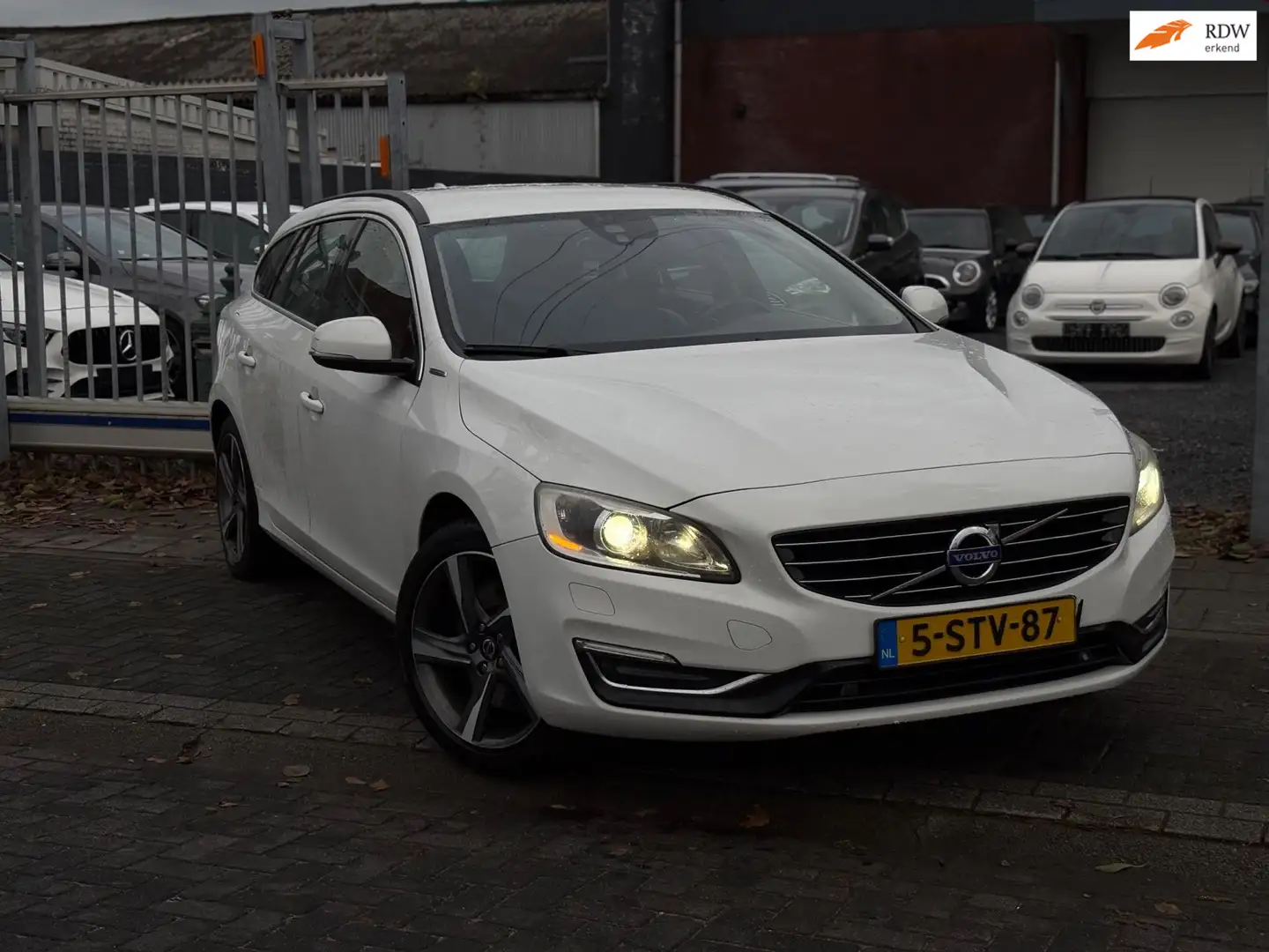 Volvo V60 2.4 D6 AWD Plug-In Hybrid Summum | 17” LMV | Leder Blanc - 1