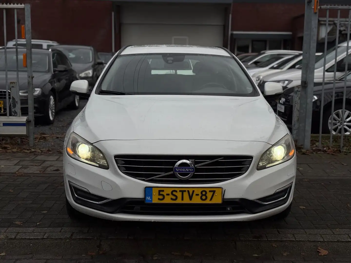 Volvo V60 2.4 D6 AWD Plug-In Hybrid Summum | 17” LMV | Leder Blanc - 2