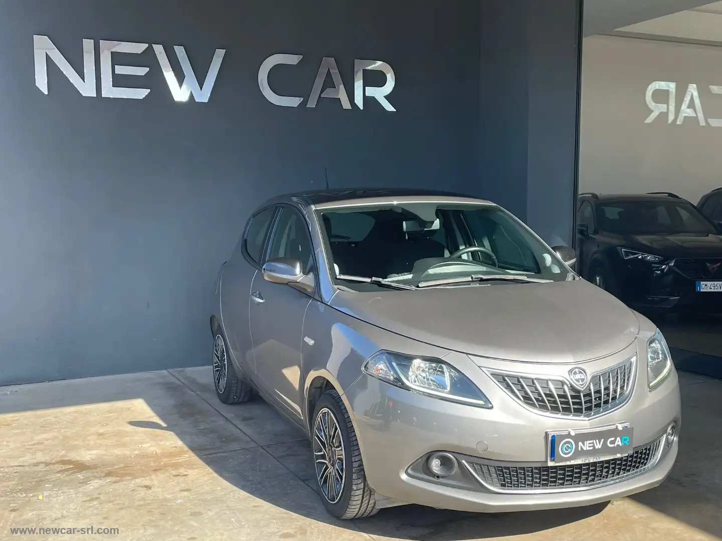 Lancia Ypsilon 1.0 FireFly 5p.S&S Hybryd Gold Gris - 2