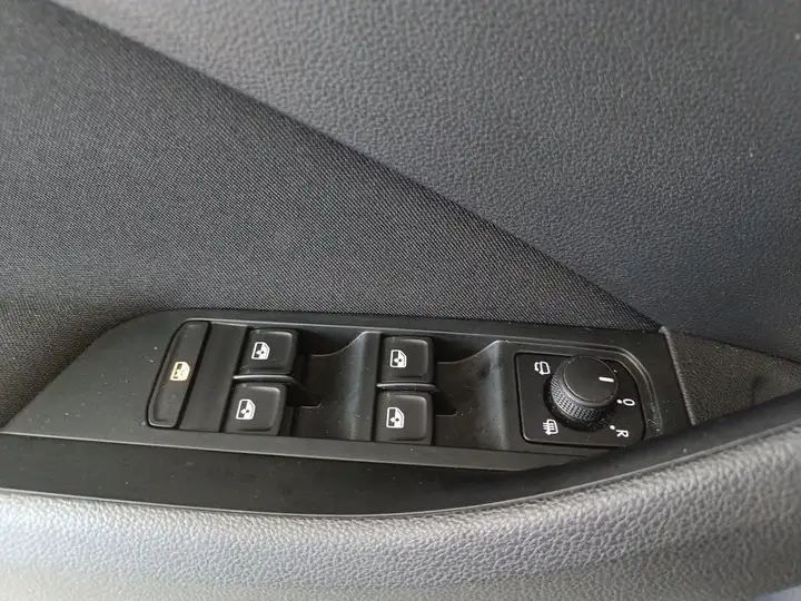 Škoda Kamiq 1.0 TSI DSG Selection 2025, foto 6