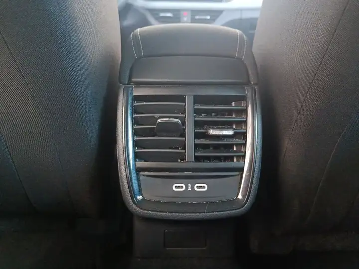 Škoda Kamiq 1.0 TSI DSG Selection 2025, foto 18