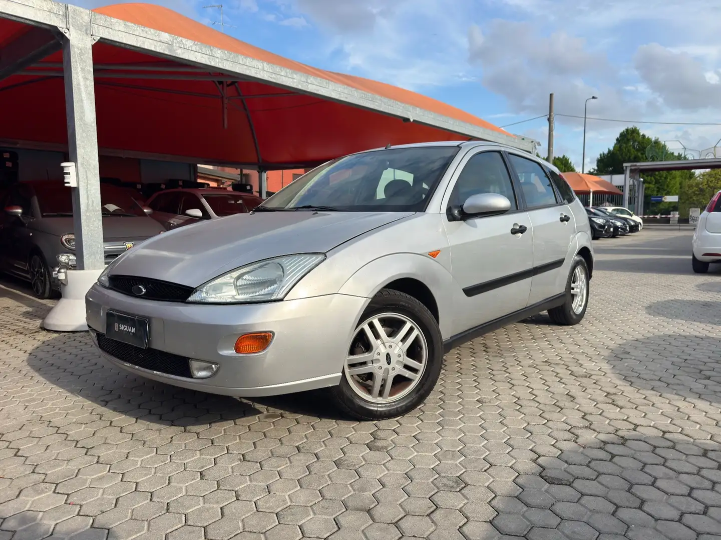 Ford Focus ADATTA A NEOPATENTATI 1.6i 16V cat 5p. Ghia Argent - 1