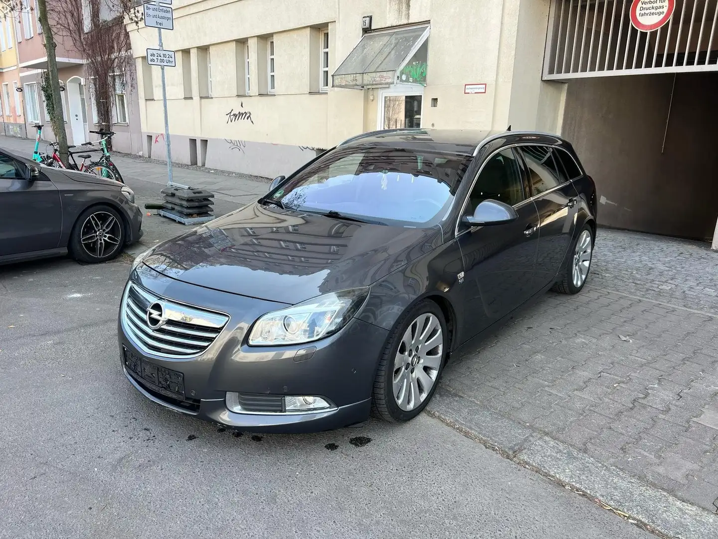 Opel Insignia Insignia+Sports+Tourer+Diesel+2.0+CDTI+Sports+Tour Grau - 1