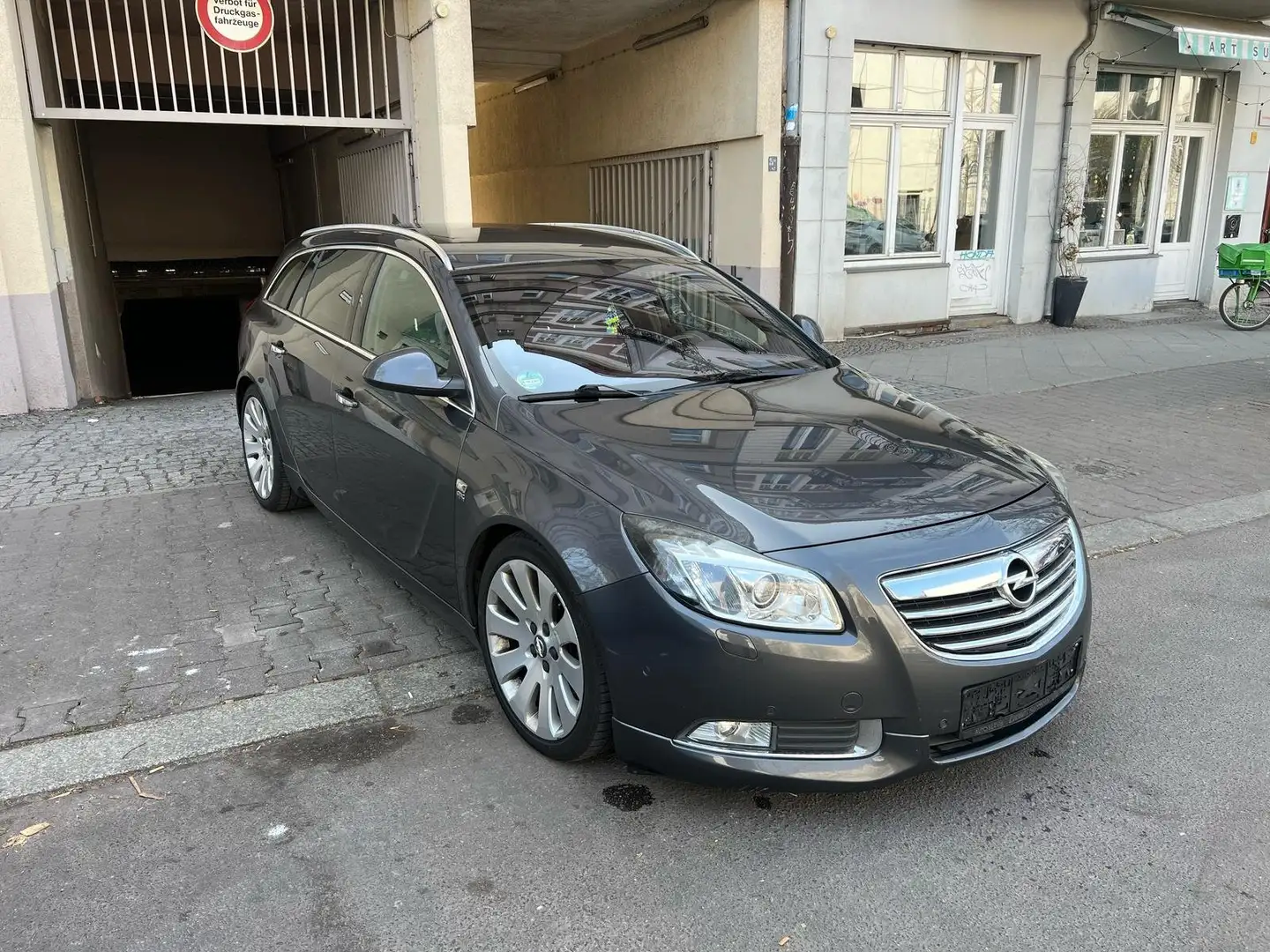 Opel Insignia Insignia+Sports+Tourer+Diesel+2.0+CDTI+Sports+Tour Grau - 2