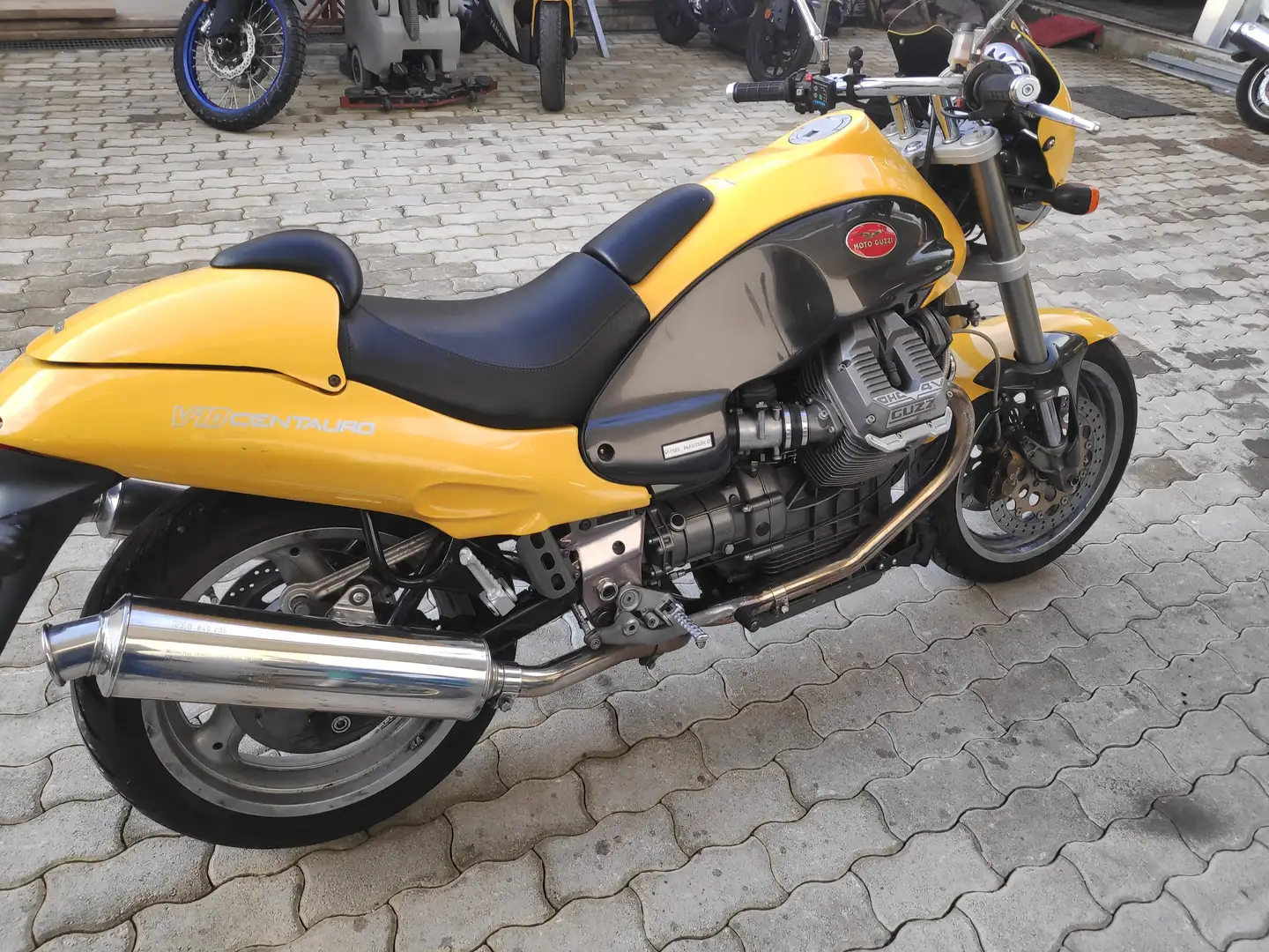 Moto Guzzi V 10 Yellow - 1