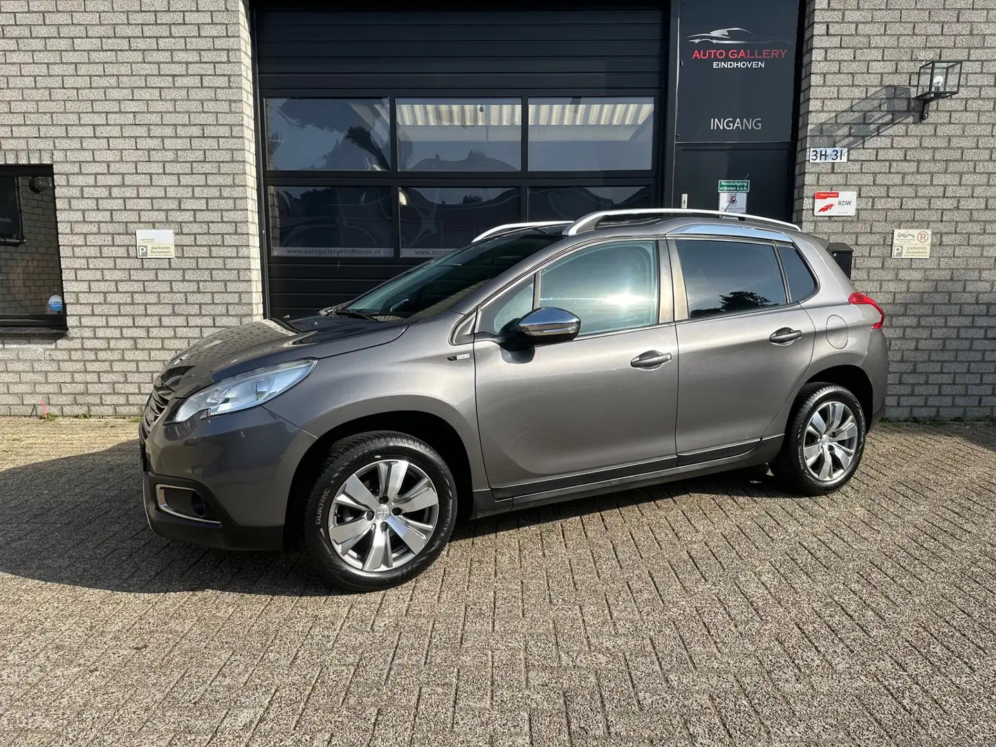 Peugeot 2008 1.2 PureTech Allure *NAVIGATIE*CRUISE-CONTROL*PDC* Gris - 2