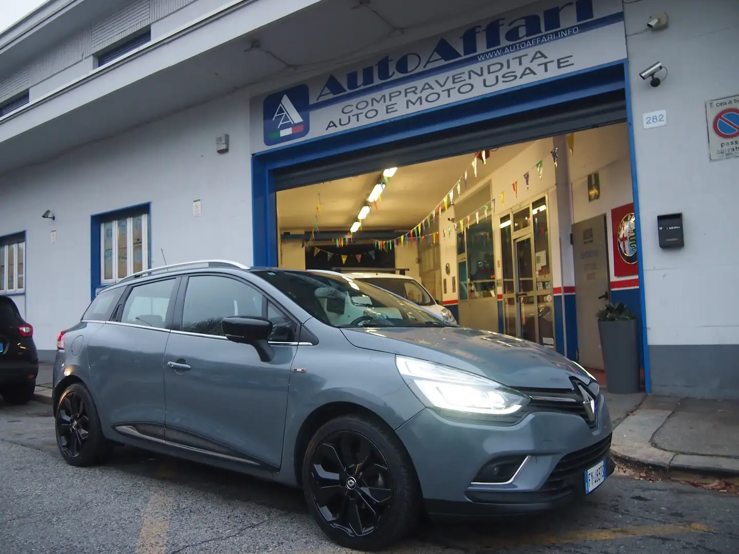 Renault Clio Sporter 0.9 tce Moschino Life 75cv Grigio - 1