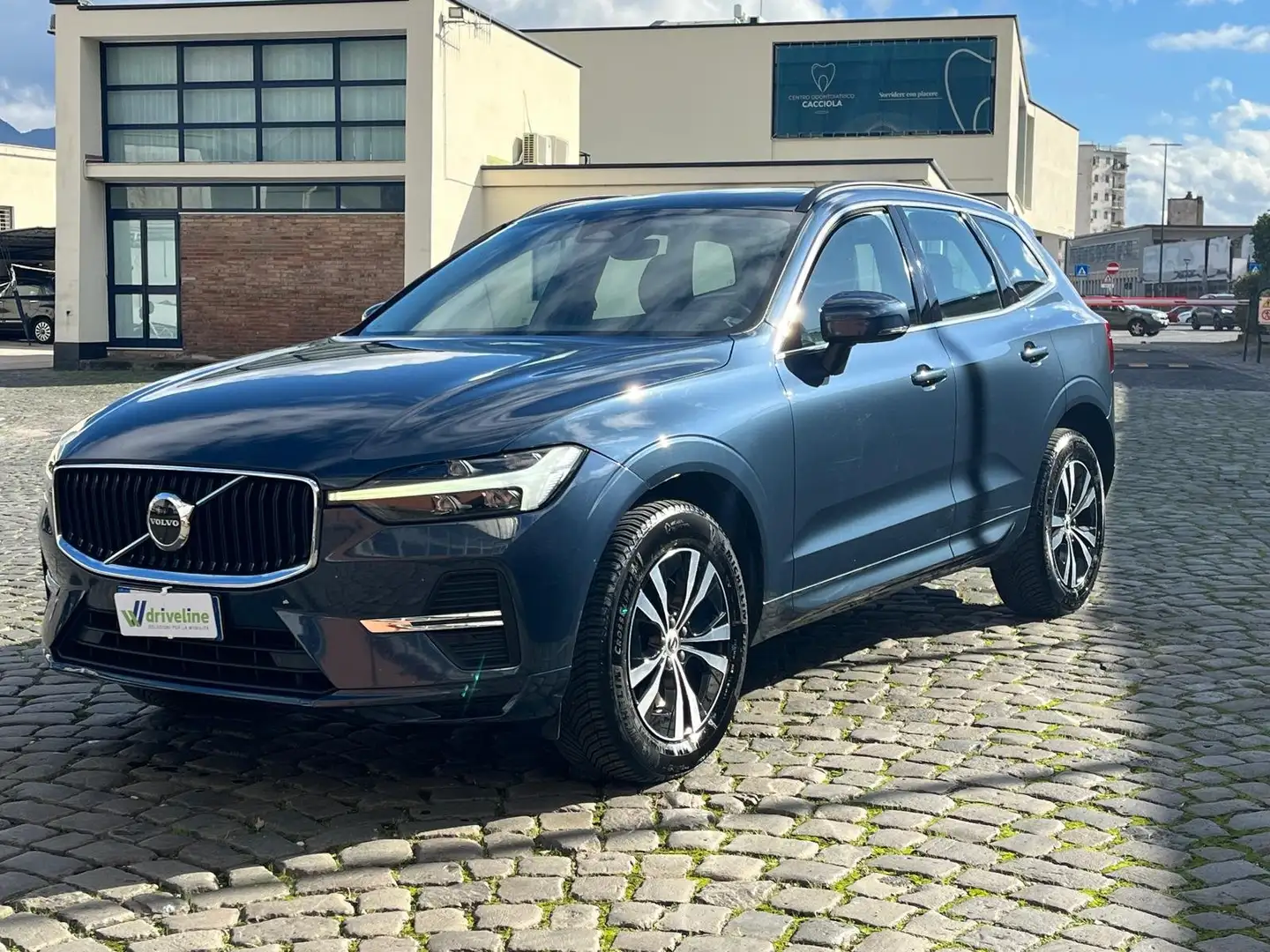 Volvo XC60 XC60 2.0 d4 Momentum 197cv geartronic Albastru - 1
