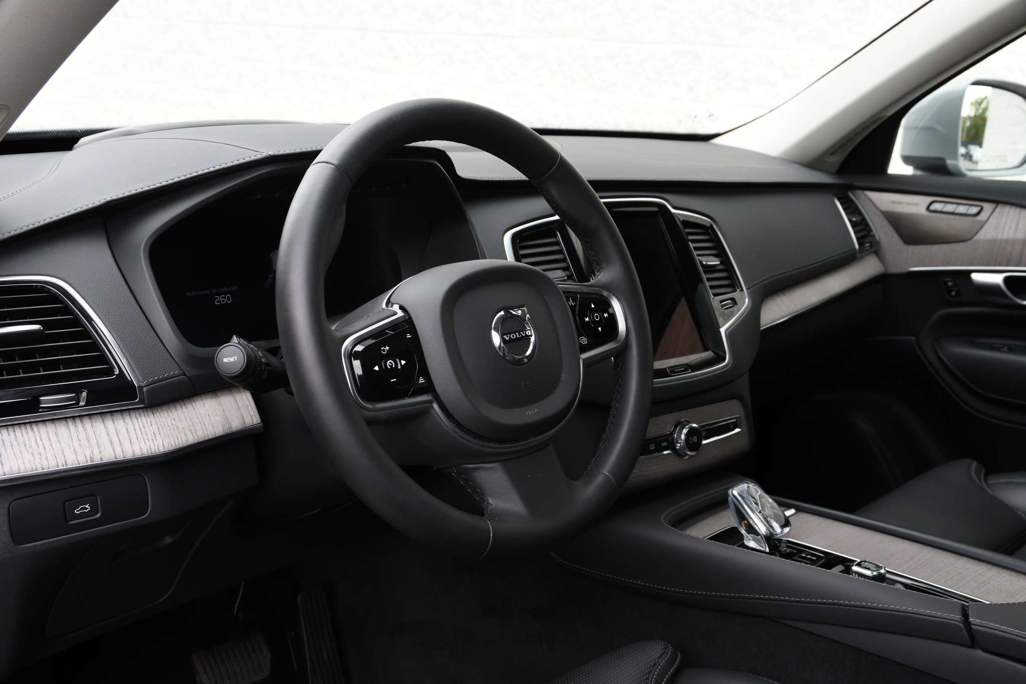 2024 Volvo XC90 B6 AWD Ultimate Bright Theme 7-Seater thumb 24
