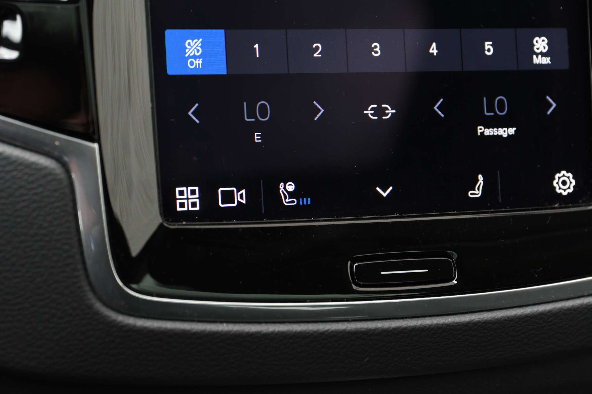 2024 Volvo XC90 B6 AWD Ultimate Bright Theme 7-Seater thumb 16