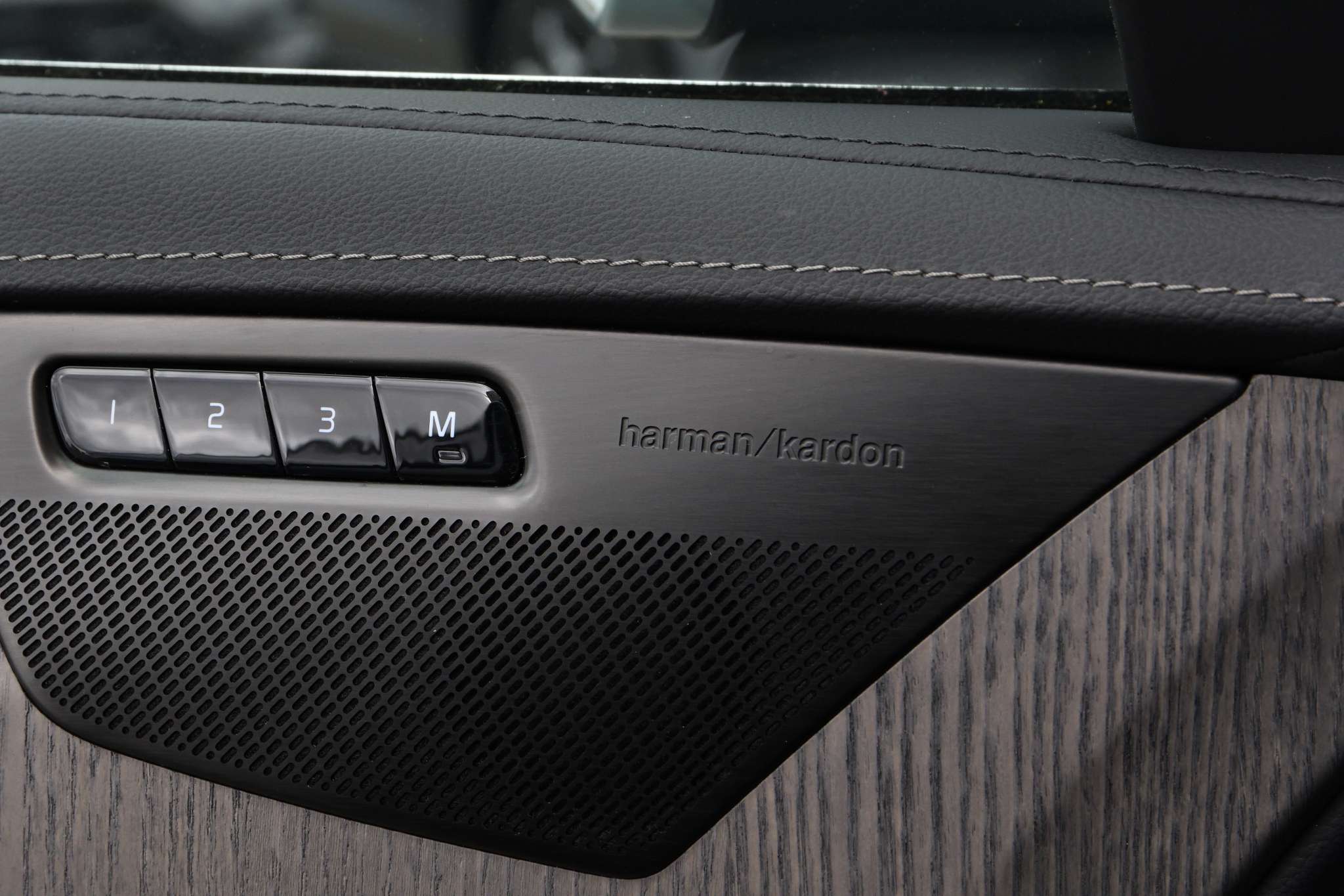 2024 Volvo XC90 B6 AWD Ultimate Bright Theme 7-Seater thumb 23