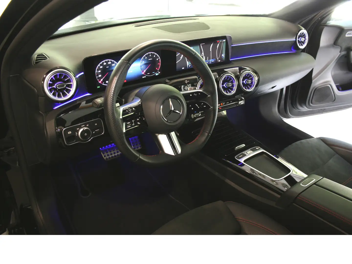 Mercedes-Benz A 180 AMG Advanced Plus *MBUX*Ambiente.*Winterpaket* Zwart - 2