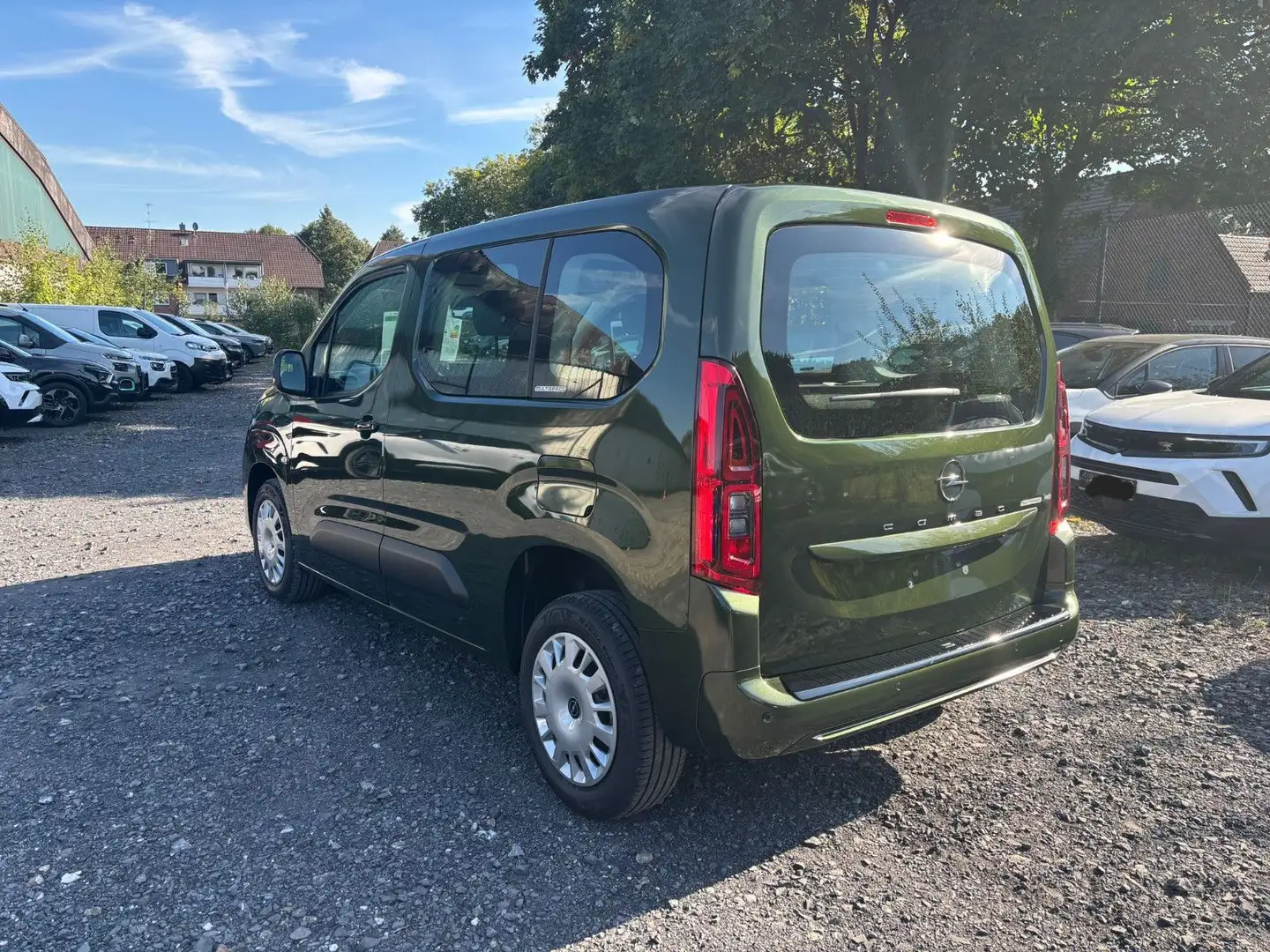 Opel Combo 1.5 Diesel Automatik Edition 5-Sitzer PKW Grün - 2