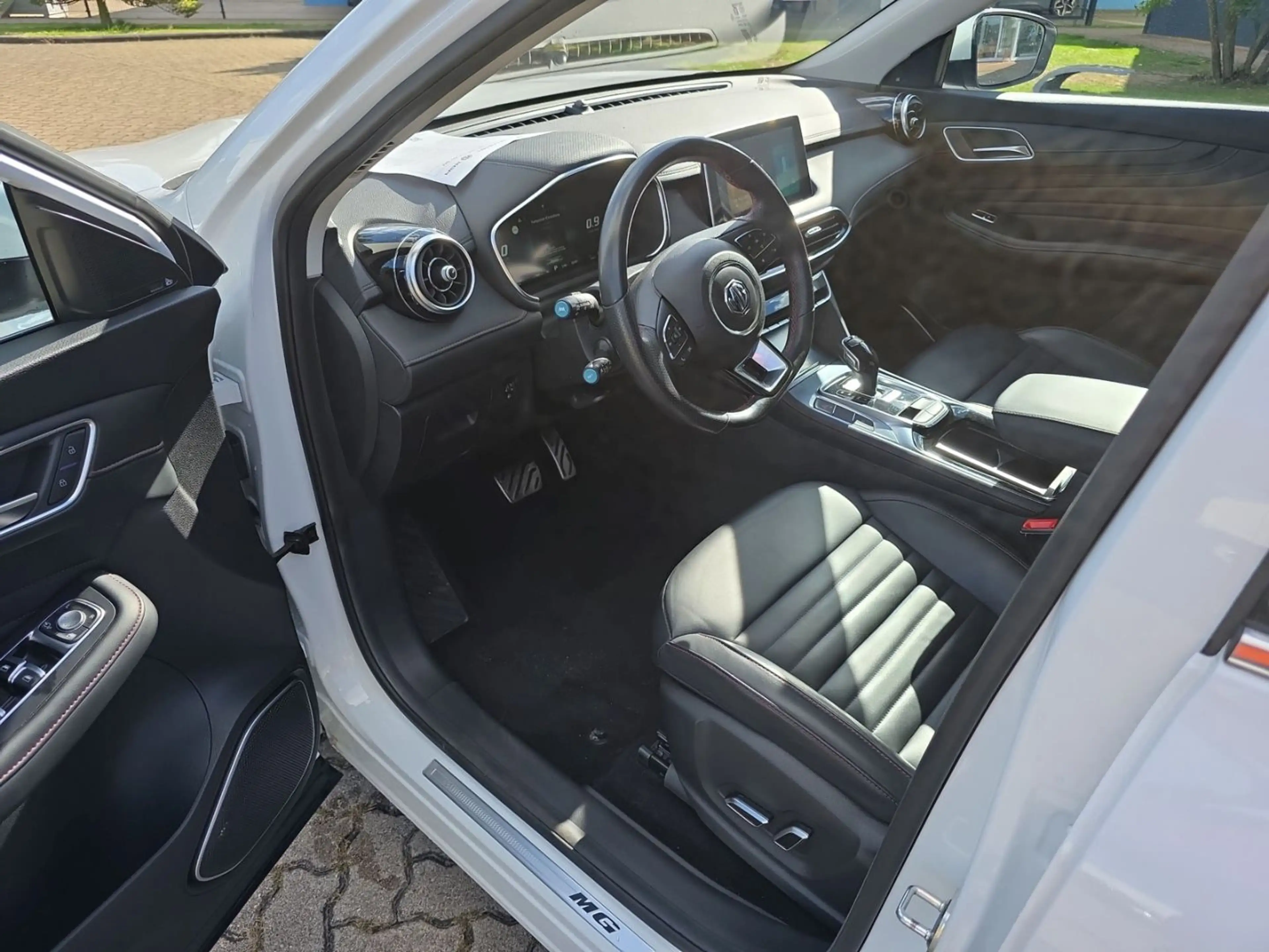 MG HS Luxury 1.5  Automatik AHK 8fach bereift EU6d — photo 11