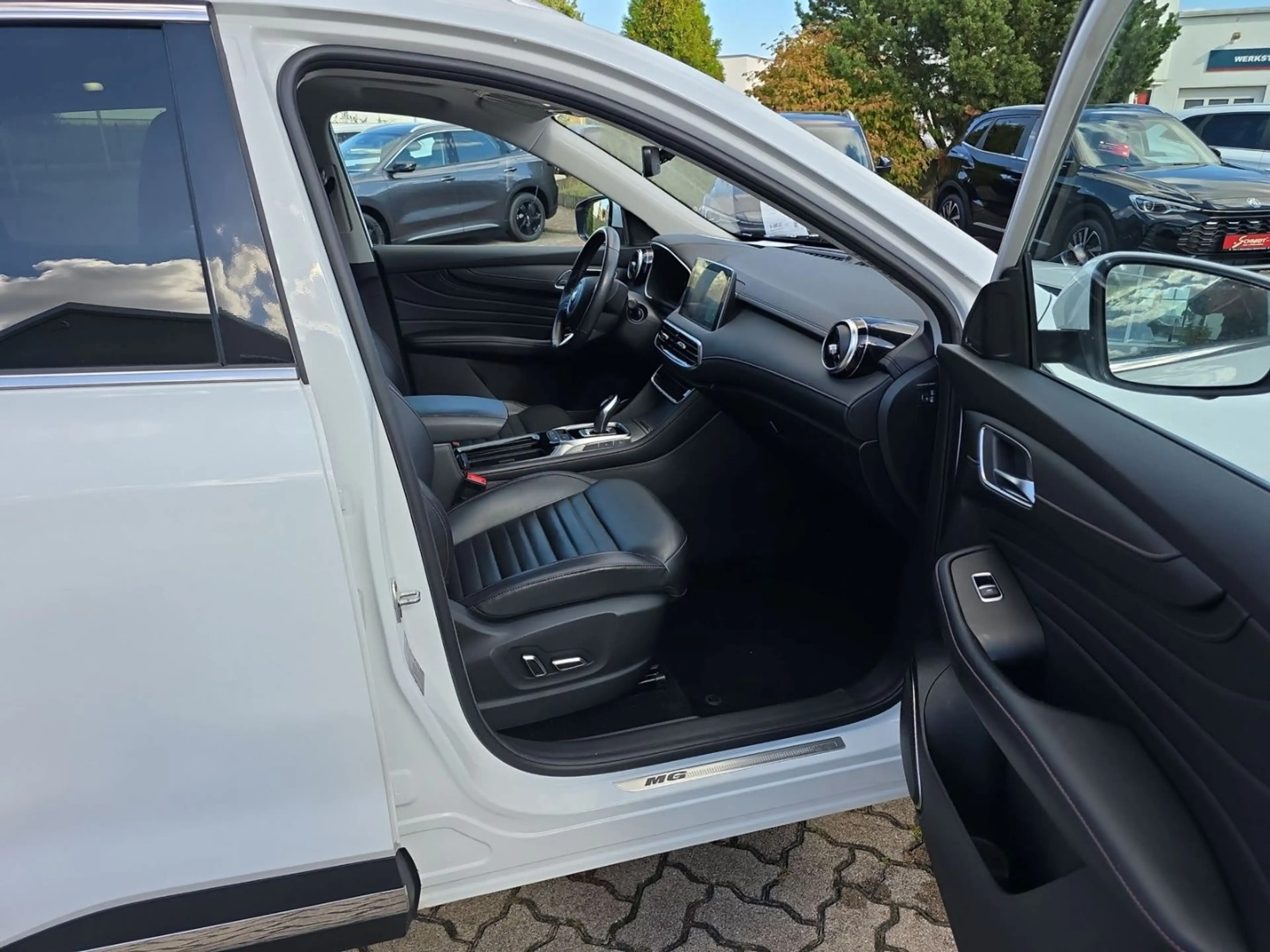 MG HS Luxury 1.5  Automatik AHK 8fach bereift EU6d — photo 9