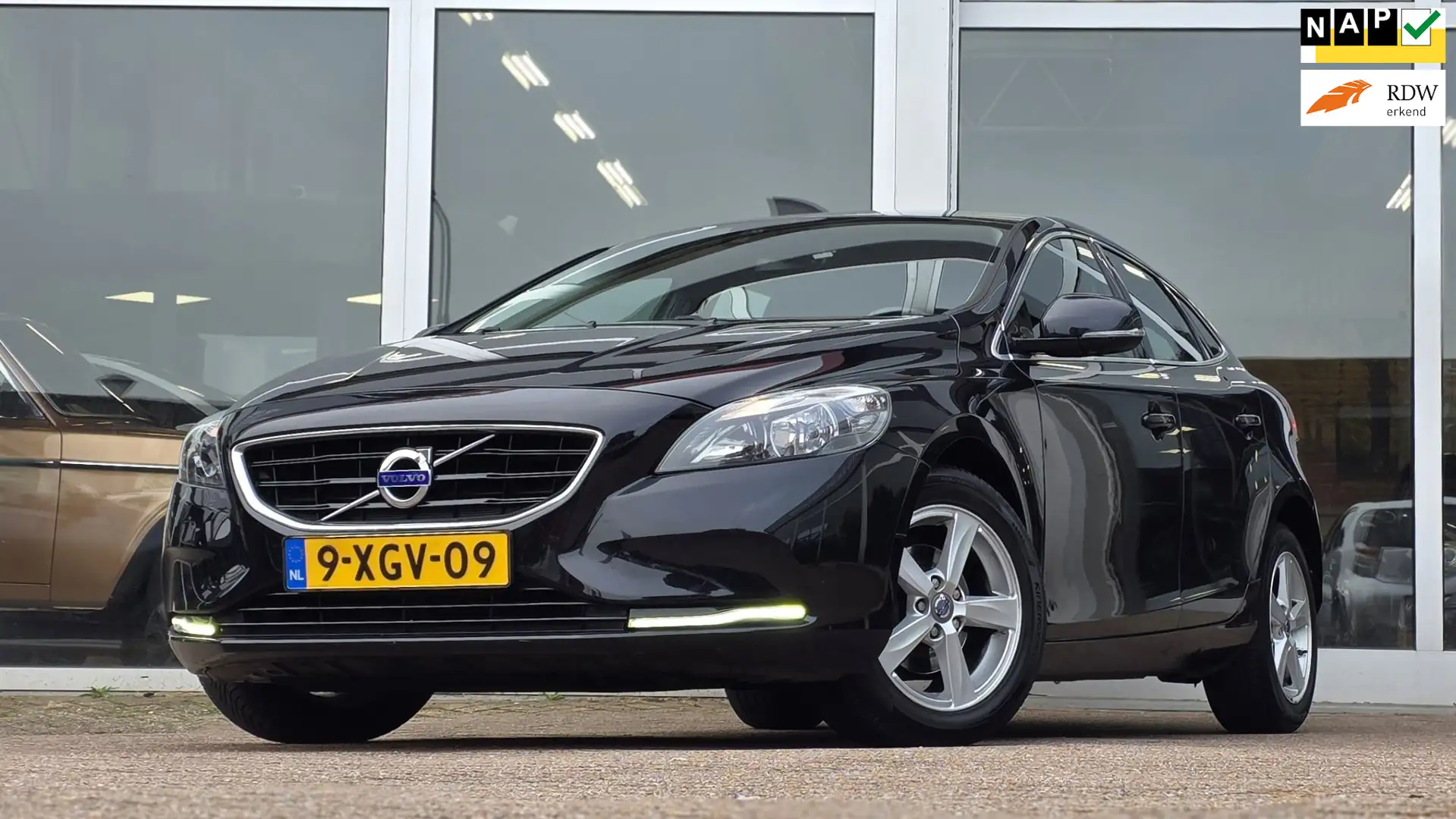 Volvo V40 1.6 D2 Momentum Business Harman Kardon Navi PDC AP Zwart - 1