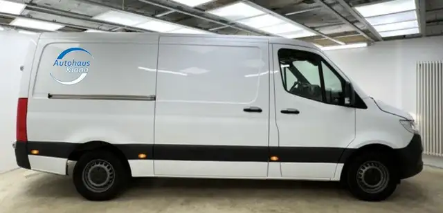 Mercedes-Benz Sprinter view 3