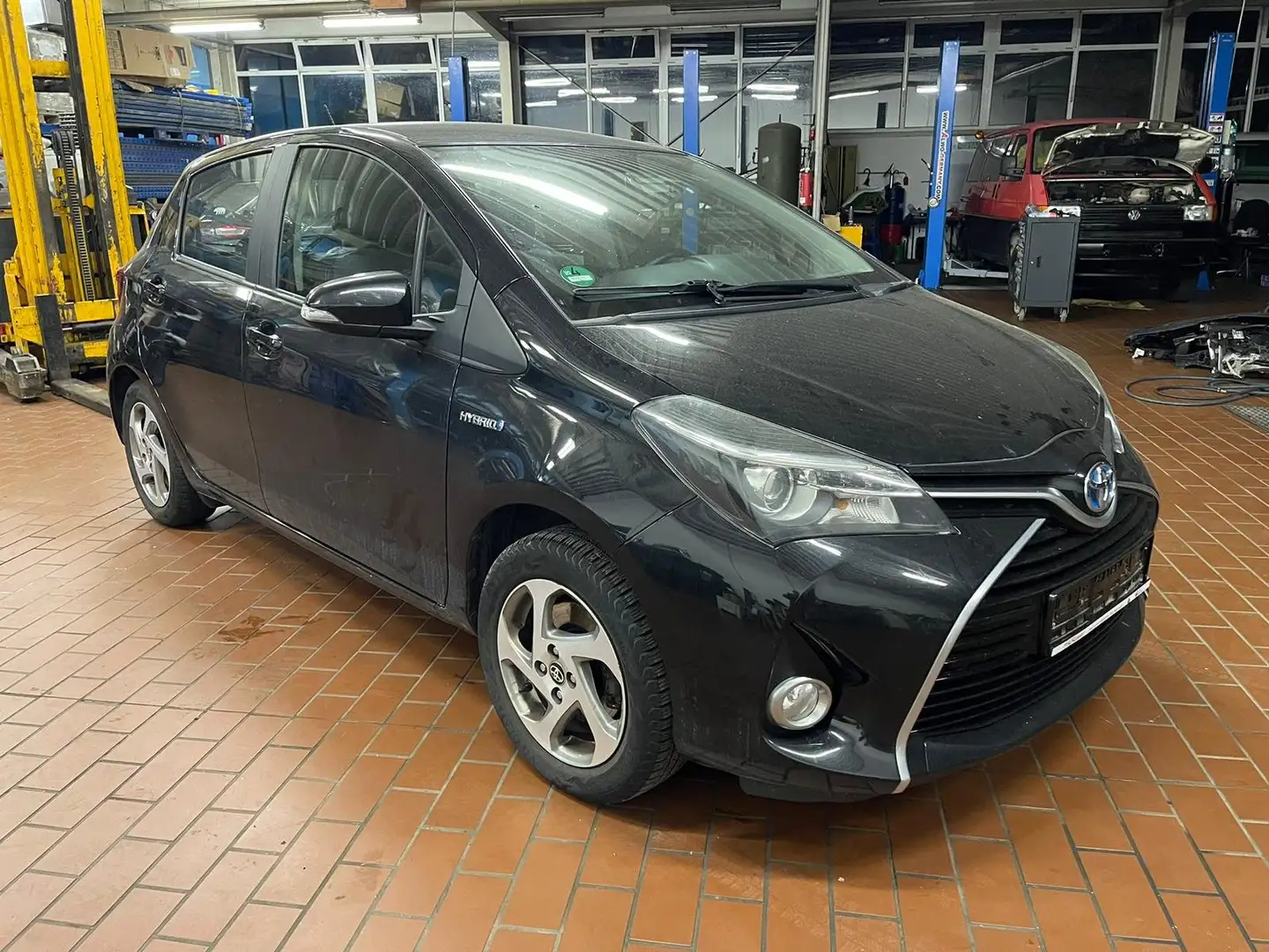 Toyota Yaris 1.5 Hybrid Basis Automatik Nero - 2