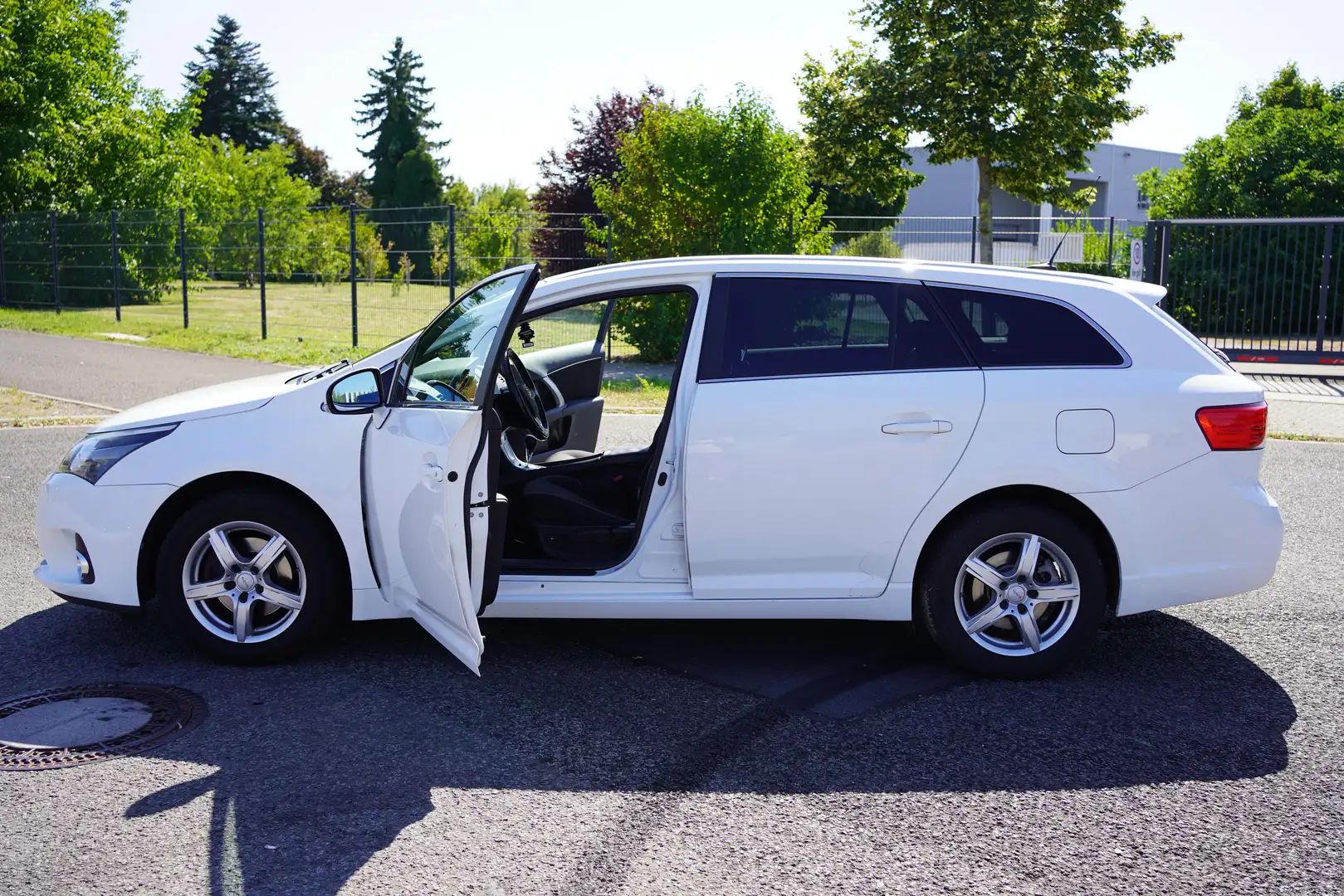 Toyota Avensis Edition Weiß - 2