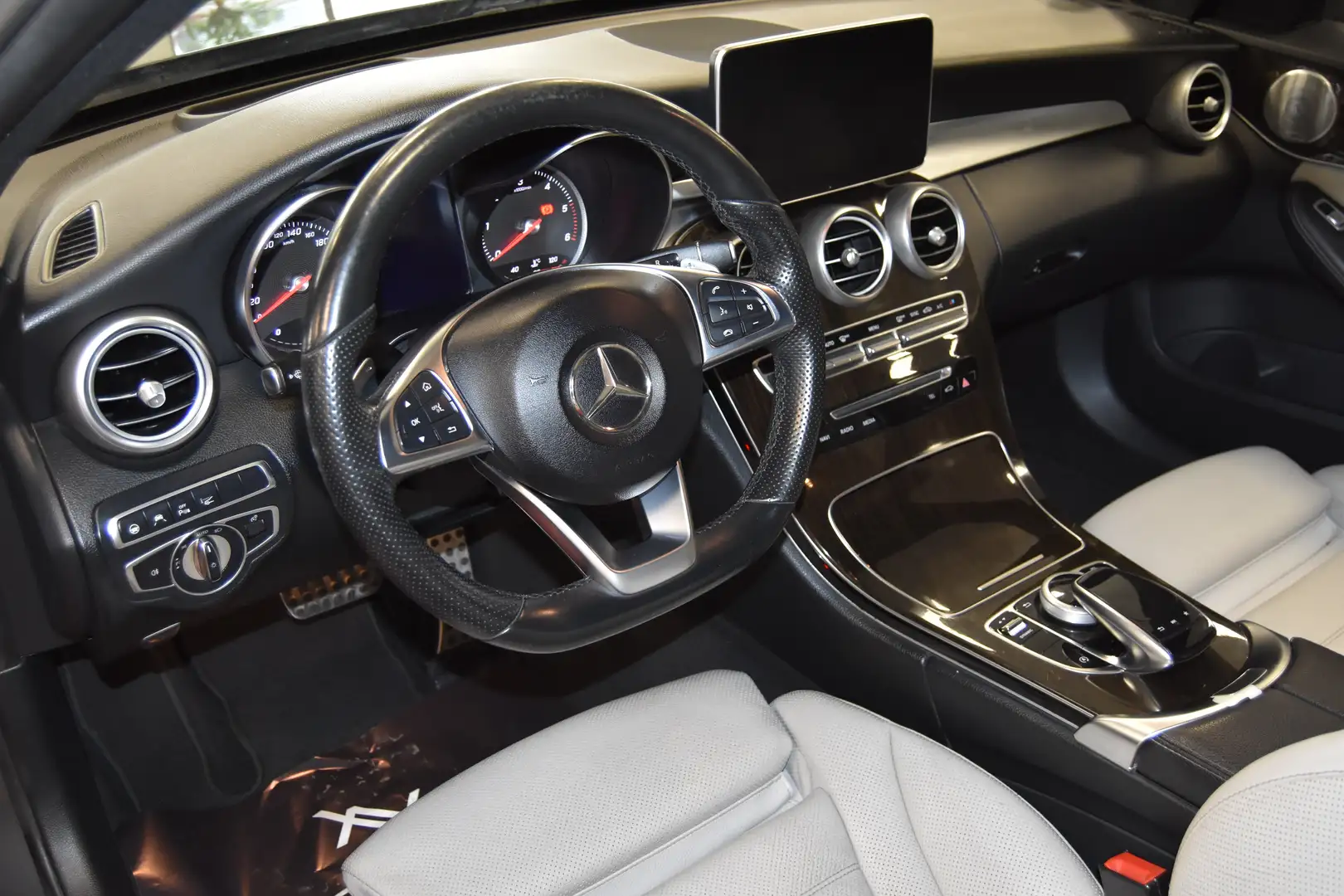 Mercedes-Benz C 250 ~AMG~HUD~BURMESTER~LED~NAVI~SITZLUFT Grau - 2