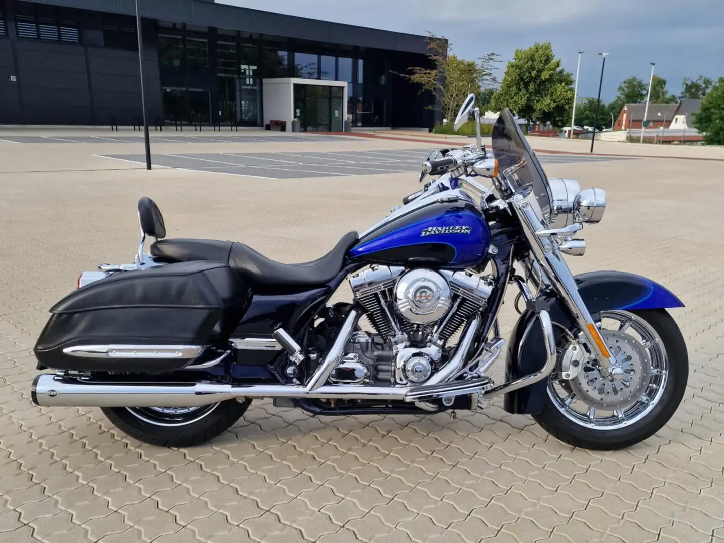Harley-Davidson Road King FLHRSE4 Screamin Eagle CVO Bleu - 2