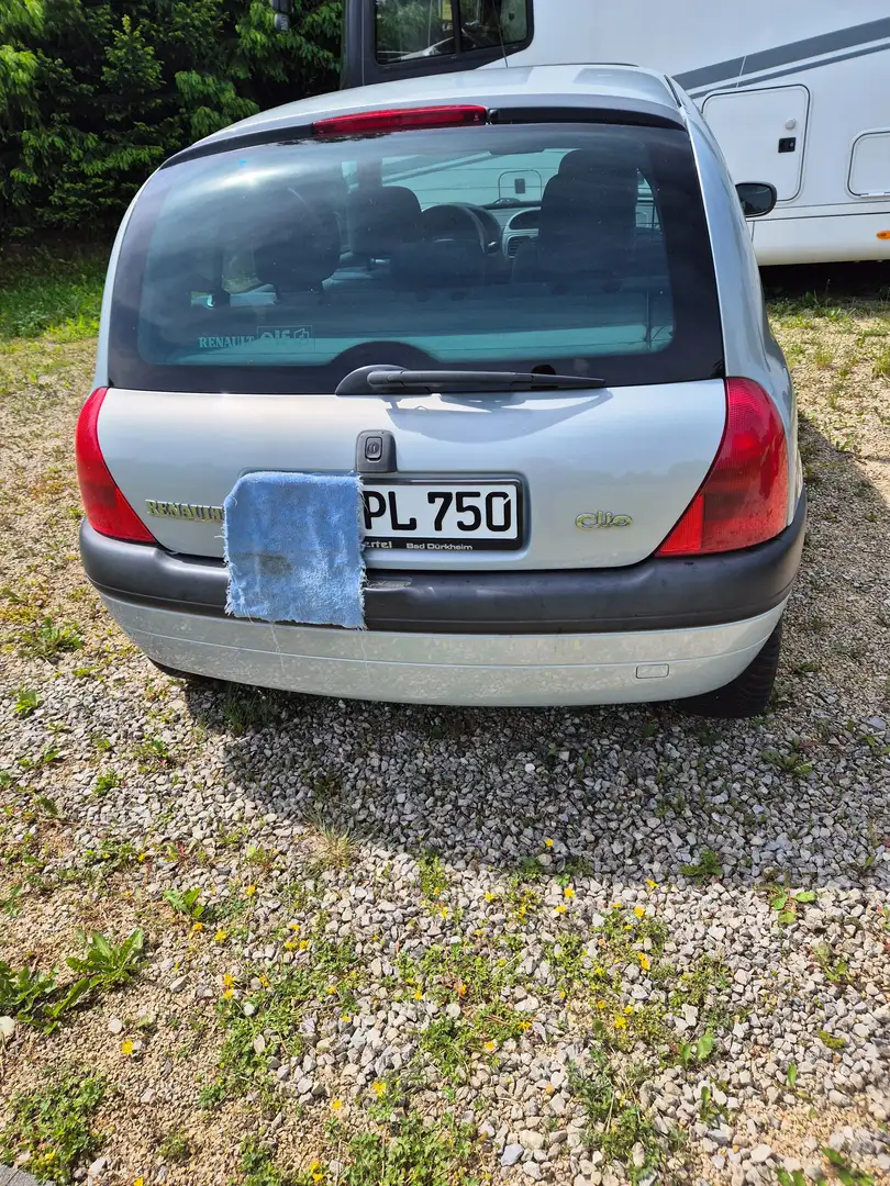 Renault Clio Clio 1.2 60 PS Srebrny - 1