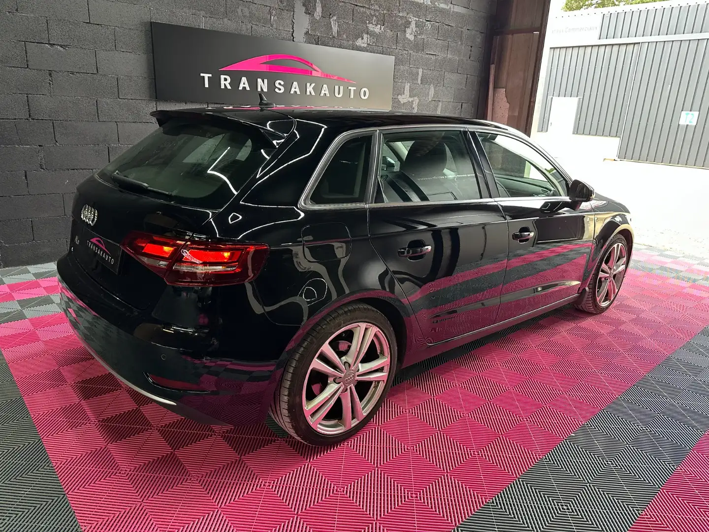 Audi A3 A3 Sportback 35 TFSI CoD 150 Design Schwarz - 2