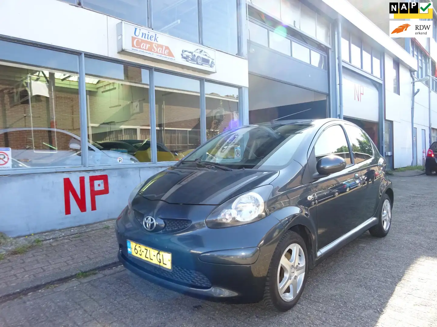 Toyota Aygo 1.0-12V + Grijs - 1