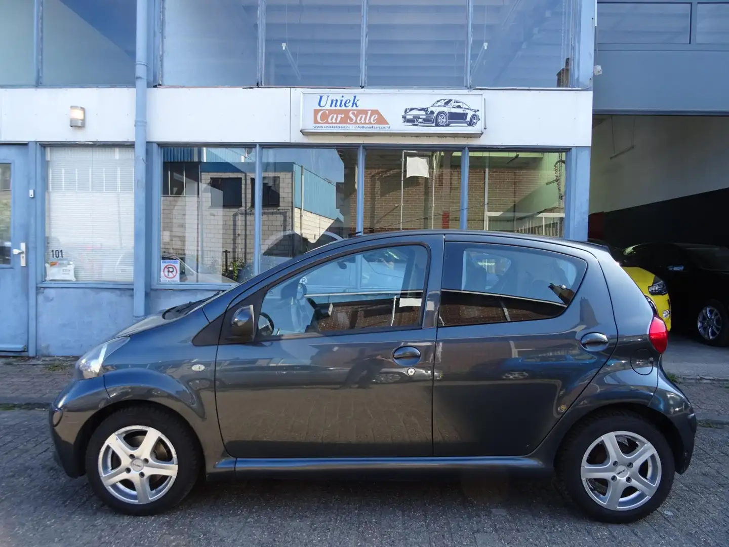 Toyota Aygo 1.0-12V + Grijs - 2