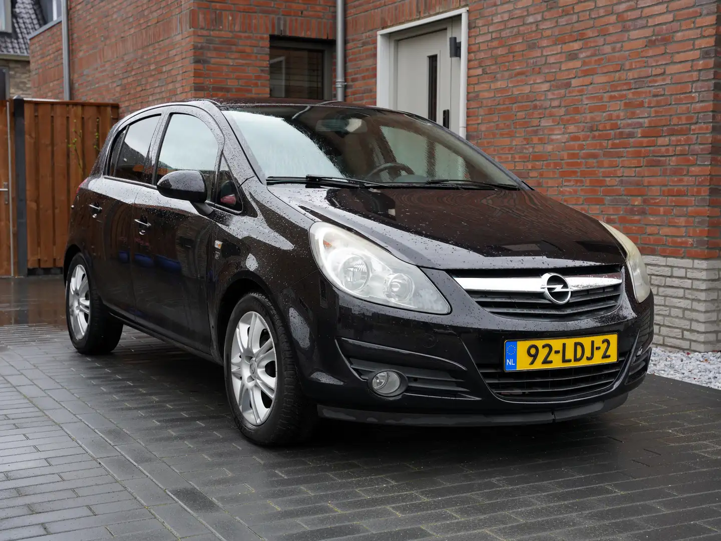 Opel Corsa 1.4-16V 111 Edition | Cruise control | Airco Zwart - 1