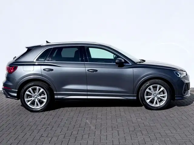 Audi Q3 view 4