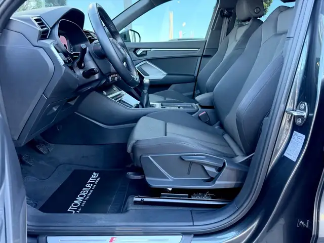 Audi Q3 view 9