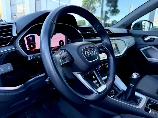Audi Q3 view 10