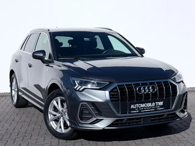 Audi Q3 view 3