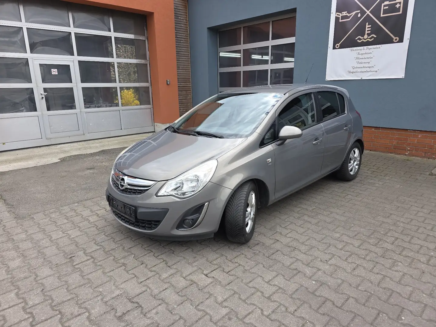 Opel Corsa Satellite Beige - 1