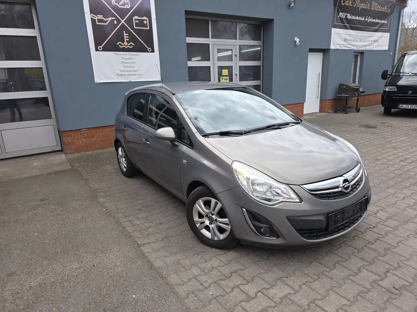 Opel Corsa Satellite Beige - 2