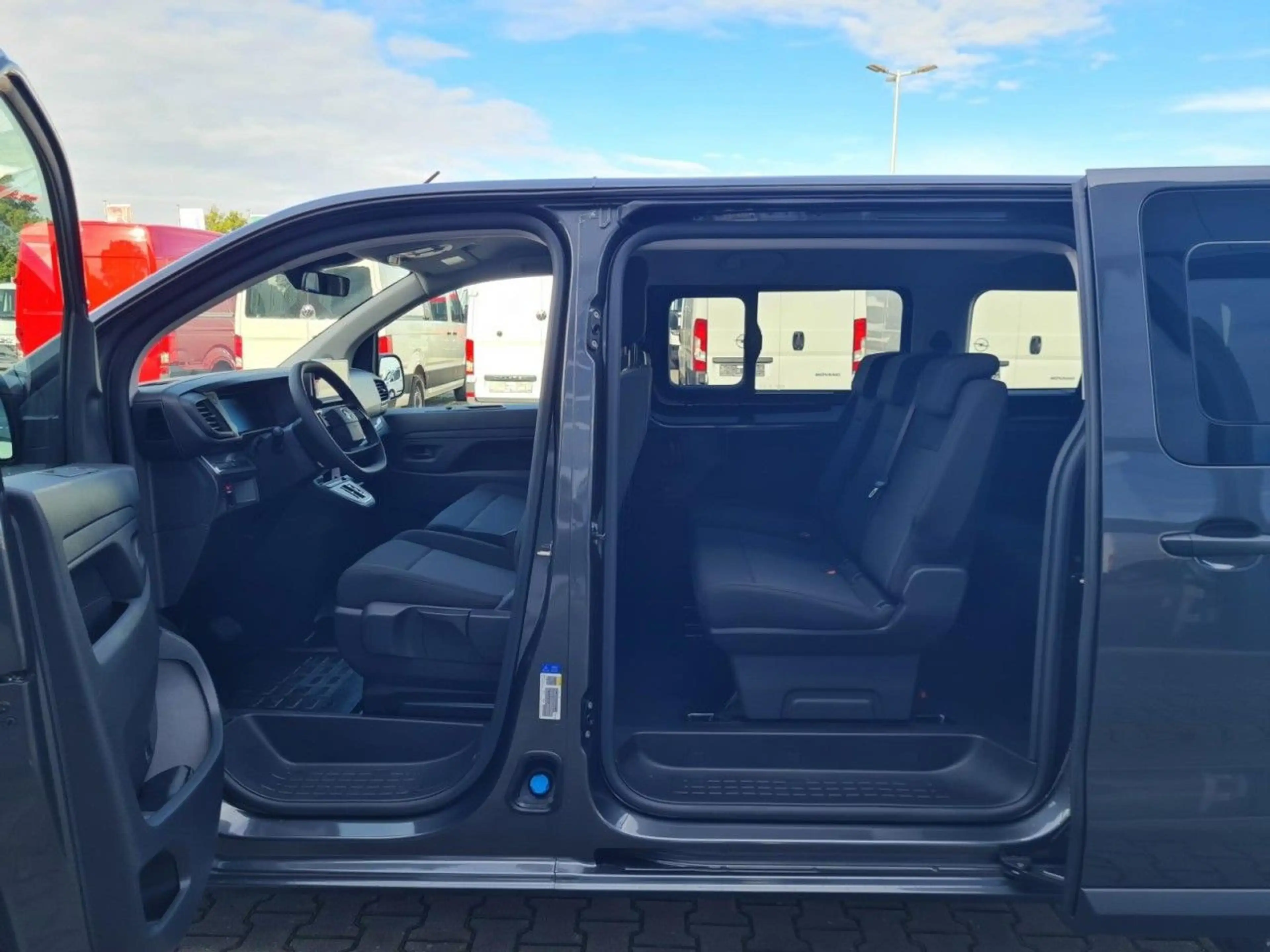 Opel Vivaro 2.2 Kombi XL (L3) 9 Sitze KAMERA TEMPOMAT — photo 21