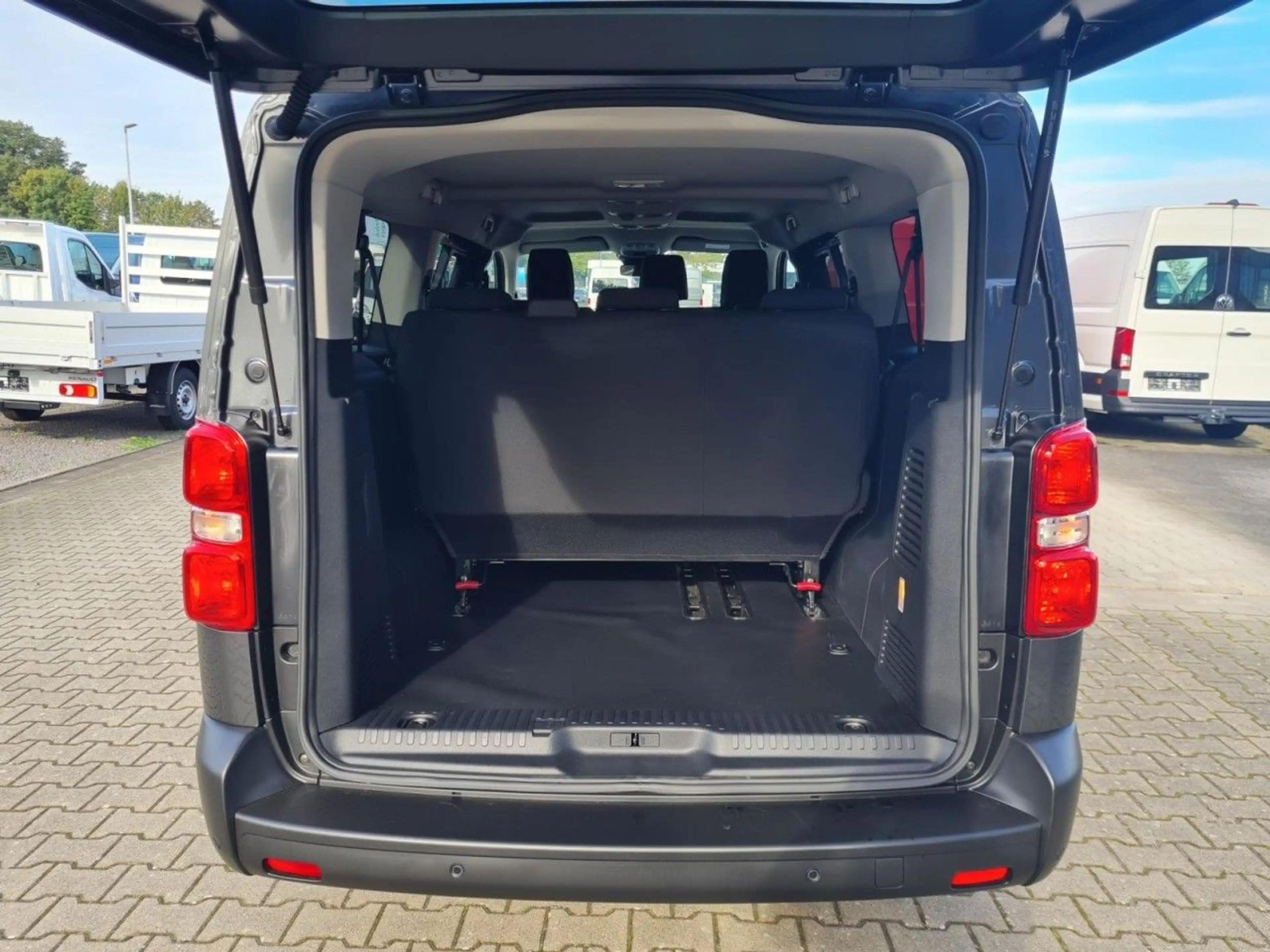 Opel Vivaro 2.2 Kombi XL (L3) 9 Sitze KAMERA TEMPOMAT — photo 11