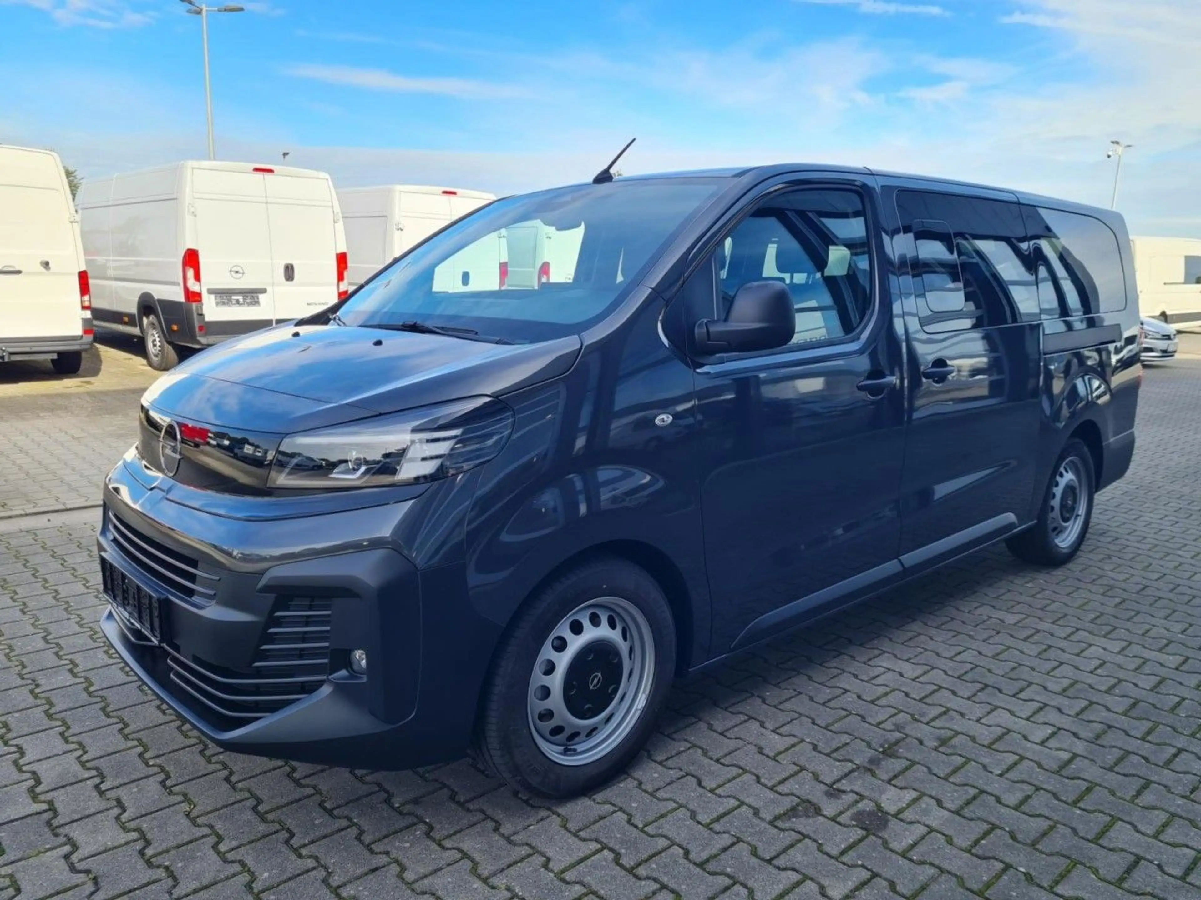 Opel Vivaro 2.2 Kombi XL (L3) 9 Sitze KAMERA TEMPOMAT — photo 2