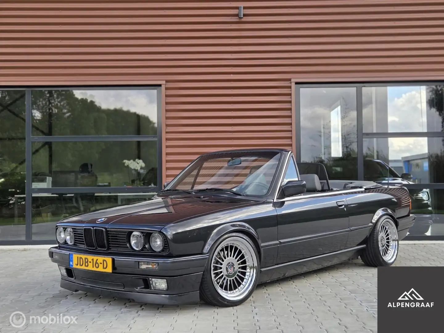BMW 320 3-serie Cabrio 320i Zwart - 1