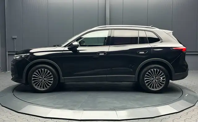 Volkswagen Tiguan view 2