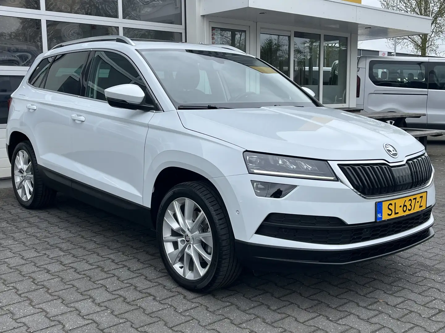 Skoda Karoq 1.5 TSI ACT DSG Style Business Pano ACC Trekhaak L Wit - 1