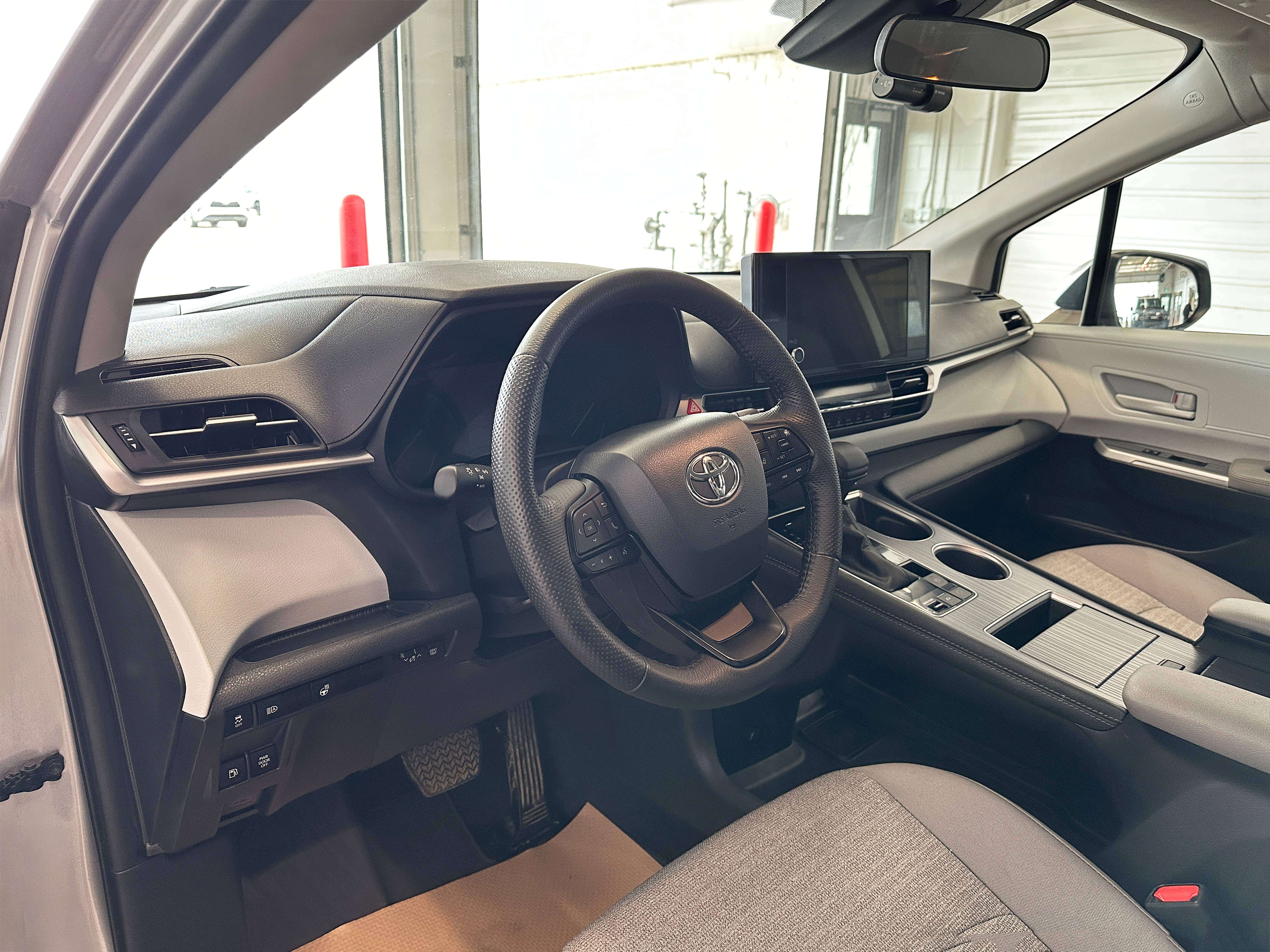 2025 Toyota Sienna LE — снимка 1