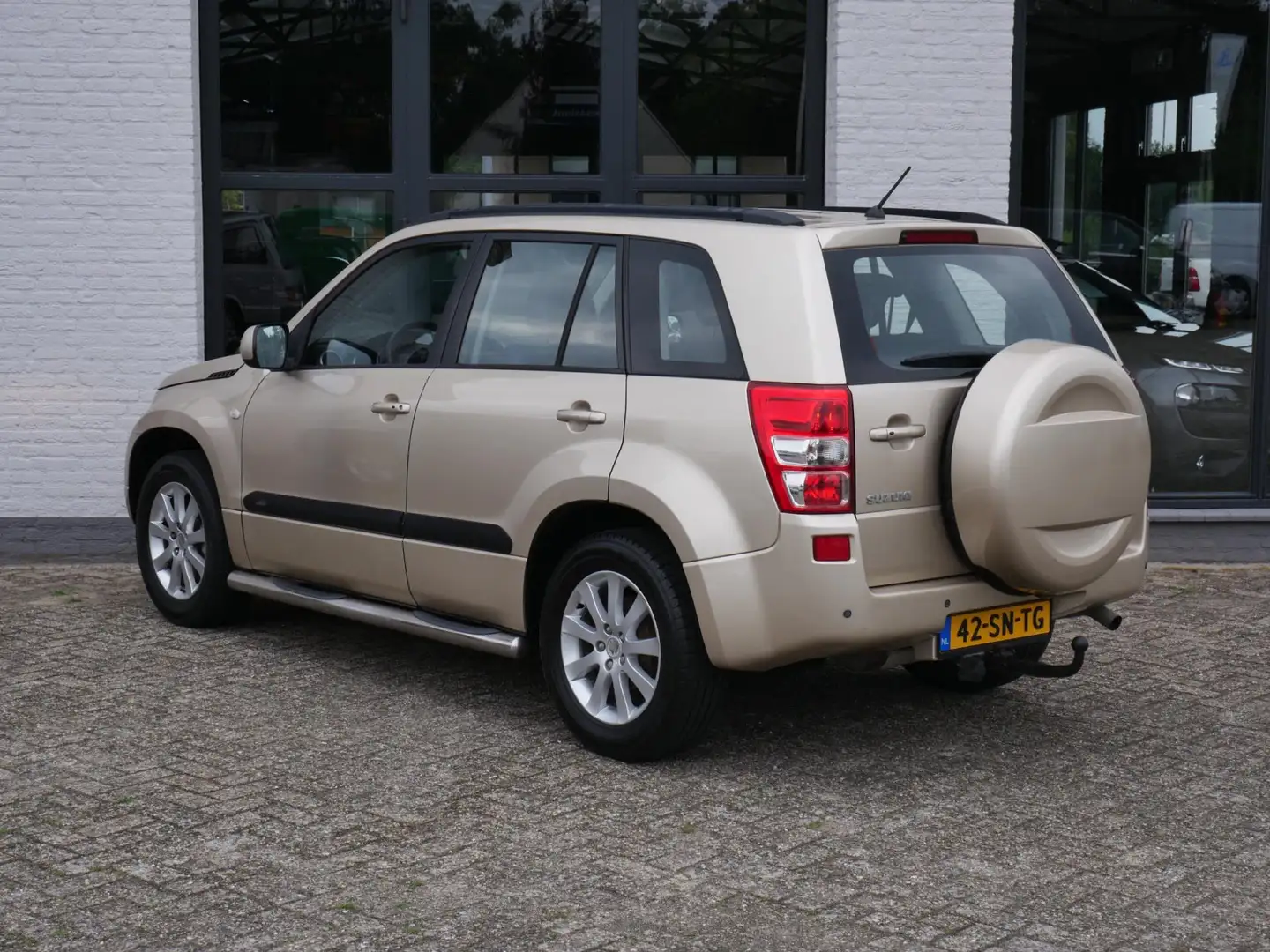 Suzuki Grand Vitara 2.0-16V Exclusive Aut. Airco Cruise Pdc Beige - 2